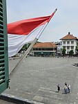 Uitzicht op het Taman Fatahillah plein met links café Batavia.