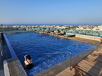Rooftop zwembad Royal Tulip hotel muscat