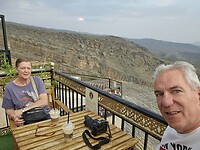Terras bij Misfat al Abriyyin