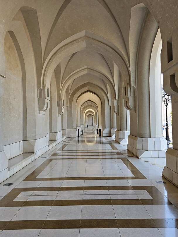 Mooie gang van bijgebouw bij paleis