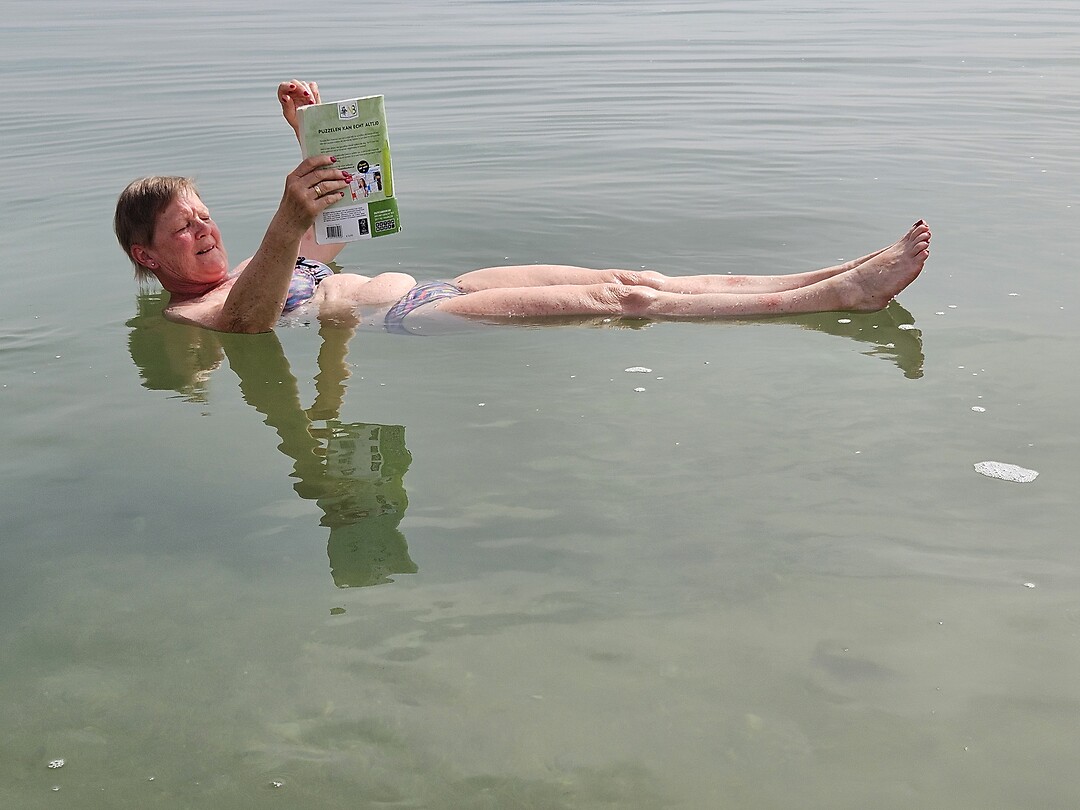 Drijven in de Dode Zee