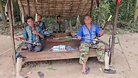 Slachtoffers van de landmijnen spelen Khmer muziek