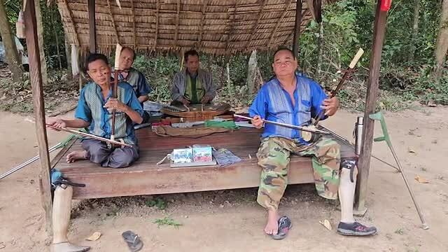 Slachtoffers van de landmijnen spelen Khmer muziek