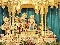 Godheden Sri Sri Radha Radhanath, Sri Caitanya Mahaprabhu en Giriraj Govardhan