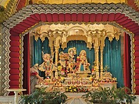 Godheden Sri Sri Radha Radhanath, Sri Caitanya Mahaprabhu en Giriraj Govardhan