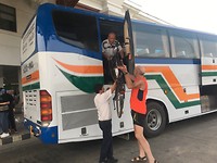 Fietsen in de bus bij grens overgang Laos