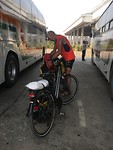 Fiets uit de bus en de bagage er weer op
