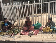 Fruit aanbieden op straat. Ondertussen het gezellig hebben met elkaar