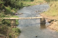 Eigen gemaakt bruggetje over water.