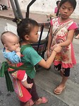 Dit kleine meisje liep met haar broertje op de avondmarkt