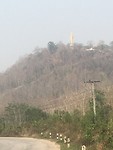 Boven op de berg staat een budha beeld