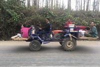 Deze soort tractors zie je veel met hele gezinnen en hun waar.