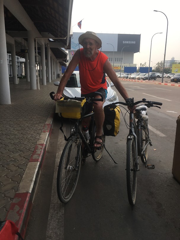 Theo heeft beide fietsen meegenomen naar het vliegveld