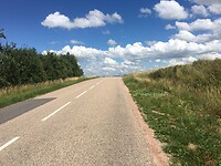Heuvel op met prachtige wolken