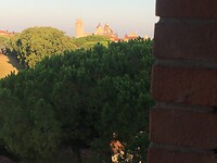De scheve toren vanuit hotel kamer