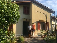 Onze gastheer en Theo ( bed en breakfast)