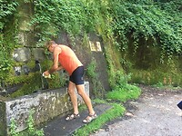 Heel helder koud water uit een bron