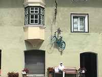 Grappig die fiets aan het huis