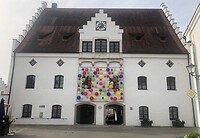 Huis met balonnen boven de deur. Geen idee waarom