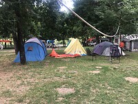 Camping met de tenten . Doet ons denken aan Hongarije in 1990