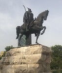 Geen idee wie deze meneer op het paard is
