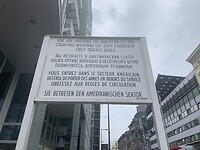 Bord met tekst bij checkpoint charlie