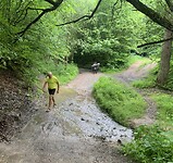 Soort sloot dat ontstaan is door de regen . Theo haalt mijn fiets op