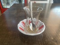 Sterke Turkse thee in kleine glaasjes
