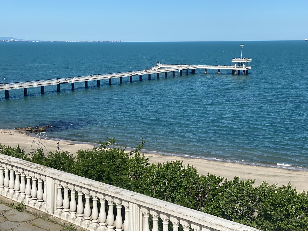 Pier in de zwarte zee