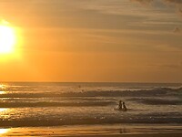 Surfje bij zonsondergang