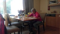 An is aan het puzzelen.
