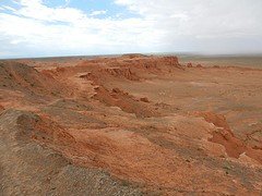 Bayanzag (Flaming Cliffs) waar het eerste dinosaurusei ooit werd gevonden