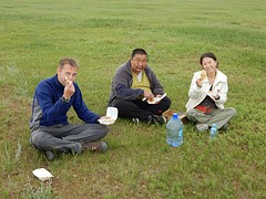 Lunch onderweg met driver Tsogo en gids Sugi