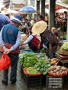 Inkopen doen op de markt in Dali