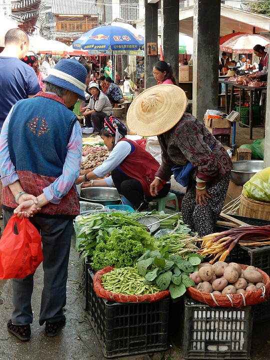 Inkopen doen op de markt in Dali