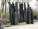 houten beelden van zwart geblakerd hout, heel mooi