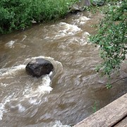 Testfoto. V rivier naast caravan