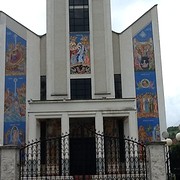 Moderne kerk, de toren staat op andere foto