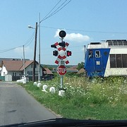 De spoorbomen gaan hier ruim voordat er een trein komt, dicht. Heel ruim. Deze kostte 10 min