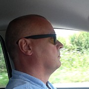 Misprijzende blik komt door tegenligger die wilde inhalen. Groot licht bracht hem op andre gedachte
