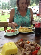 pulled porc met pollenta, gegrilde forrel met friet, cola en kersensap en een salade.