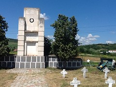 Oorlogsmonument langs de weg tijdens lunchstop. Tekst verhaalt v strijd tegen de facisten.