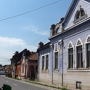 Veel aftandse huizen staan te koop. Soms van ouderdom wel weer mooi.