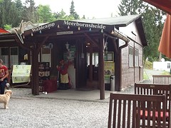 Campingbaas is gezien de voorwerpen op de camping, gek op indianen