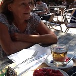Thee en koffie met gedeeld frambozentaartje