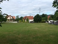 Uitzicht vanuit de stoel over de camping