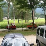 's Morgens komt er een stoet oude  tractortjes en Apis voorbij aan de camping