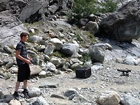 Jongen mer drone die de waterval ah filmen was. Zie foto's verderop. We zien veel drones.
