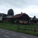 Mooie boerderijen te over. Deze heeft streekkenmerkende "kap" a d zijkant v h dak