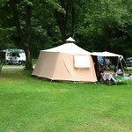 Aparte tent op de camping. Soort yurt